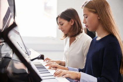 conservatorios municipalesPlaying Piano In Music Lesson